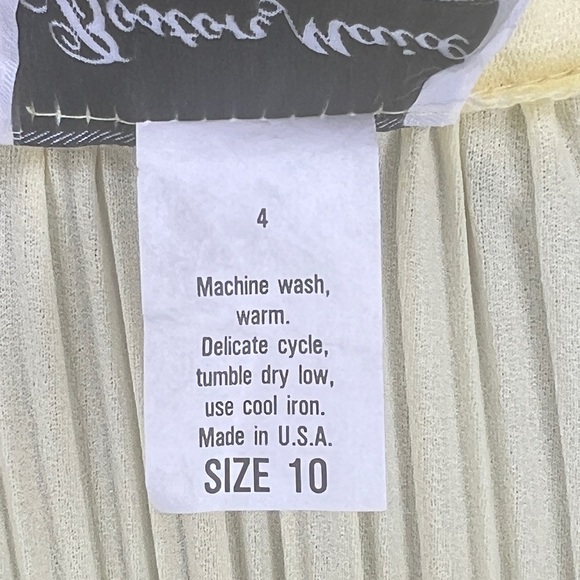 Timeless Elegance: Boston Maid Polyester Dress - Picture 4 of 6